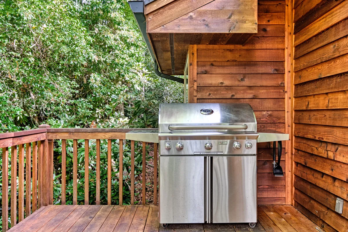 This image features a grill on the wooden deck, surrounded by vibrant greenery—ideal for group barbecues or team meals. The deck’s layout encourages social gatherings and outdoor dining, set amidst a relaxed, natural atmosphere.